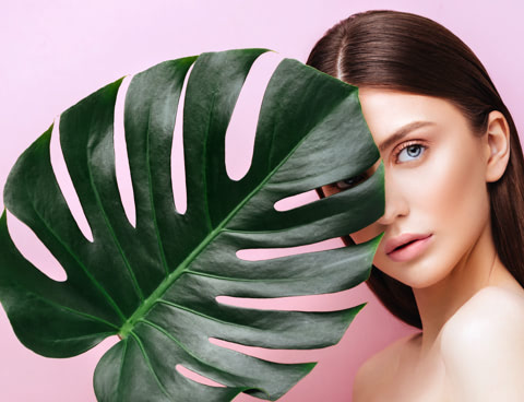 Kosmetolog DKN Studio podczas pracy z klientką w gabinecie