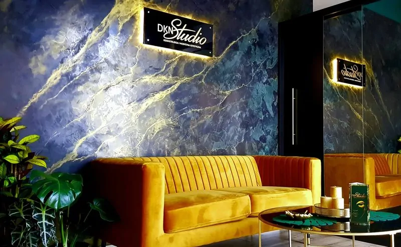 DKN Studio — ściana z logotypem i sofa